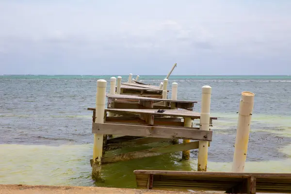 在加勒比海边被飓风摧毁的皮耶 — 图库照片