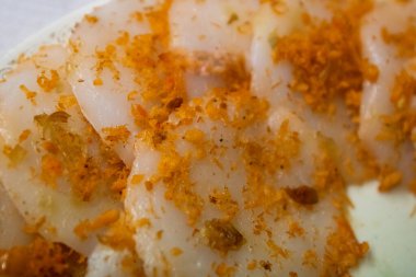 Kurutulmuş karides ve soslu banh beo.