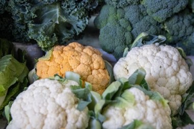 Organik olarak yetişmiş karnabahar sürüsü