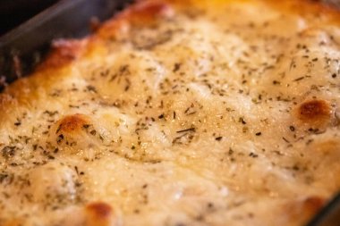 Makarna güveci fırından yeni çıktı.