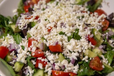 Bahar salatası ve peynir.