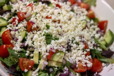 Üstünde Feta peyniri olan Yunan Çıtır Salatası