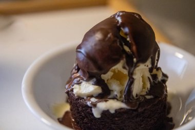 Dondurmalı küçük lav keki. Sertleştirilmiş kabuk.