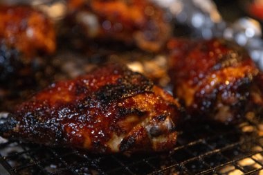 Fırında pişirilmiş tatlı barbekü tavuğu.