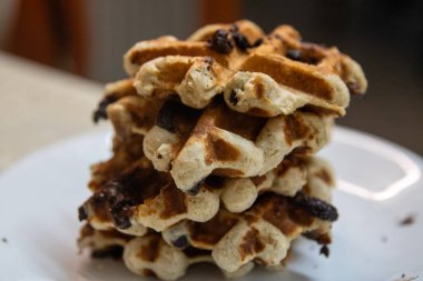 Keto çikolatalı waffle yığını