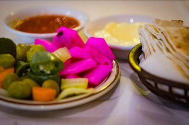 Pide soslu zeytin ve sebze turşusu.