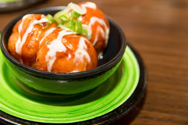 Japon Takoyaki (ahtapotla dolu) sıcak atıştırmalık