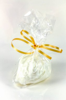 Beyaz arkaplanda paketlenmiş Taze Burrata