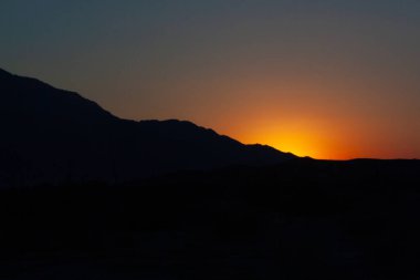 Çölde gün batımı Dağlarla