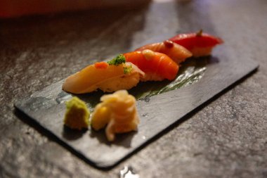 Şefin tercihi suşi Japon restoranında servis edilir.
