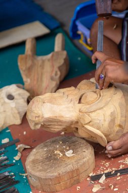 Endonezya Dekorasyonu Oluşturan Bir Sanatçı