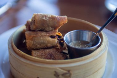 Kızarmış börek bambu tenceresinde servis edilir.