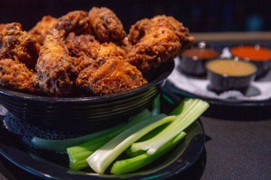 Kereviz ve soslu kızarmış tavuk kanadı.