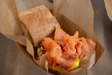 Sebzeli frittata, üstüne de füme somon.