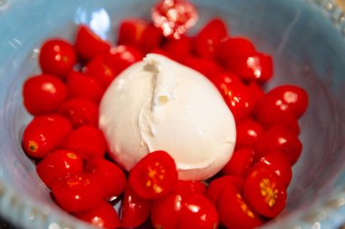 Dilimlenmiş kiraz domatesli taze burrata.