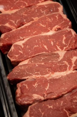 New York biftekleri kasapta sıraya dizildi.