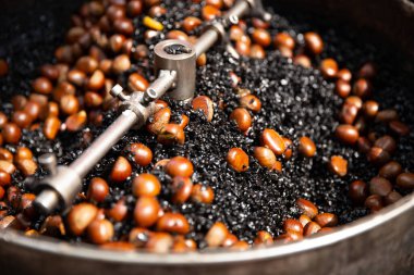 Atıştırmak için kömürde kestane.