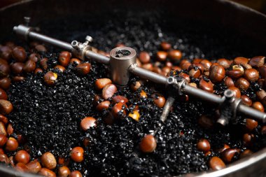 Dönen Kestaneler Kömürde Dönüyor