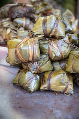 Yapışkan pirinç muz yaprağına sarılmış.