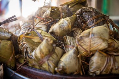 Yapışkan pirinç muz yaprağına sarılmış.