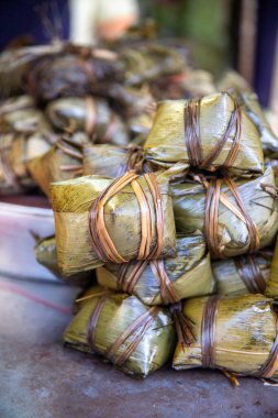 Muz yaprağına sarılmış glutinous Rice çerezi