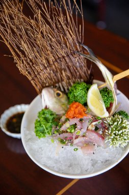 Aji Tataki 'nin portresi dilimlenmiş ve Ponzu sosuyla servis edilmiş.