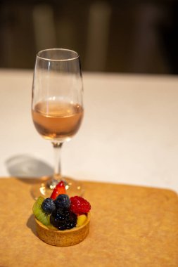 Prosecco ile birlikte meyveli tart.