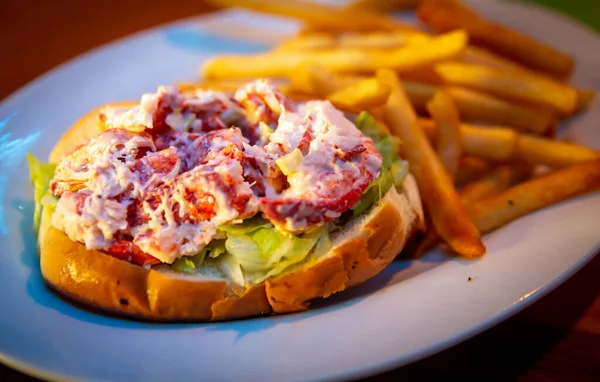 Pub 'da patates kızartmalı New England Istakozu