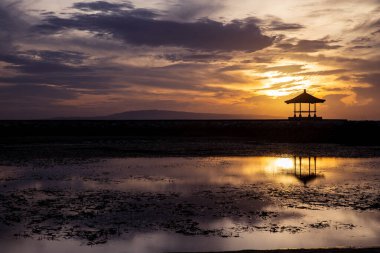 Bali 'de bir Bali Pavyonu ile gün doğumu