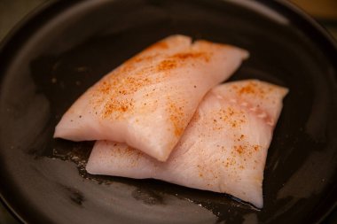 Cajun çeşnili porsiyonlu Red Snapper Filets