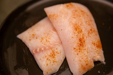 Cajun çeşnili porsiyonlu Red Snapper Filets