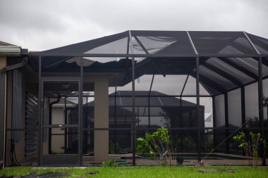 Aile evi, Lanai taranmış havuza zarar verdi