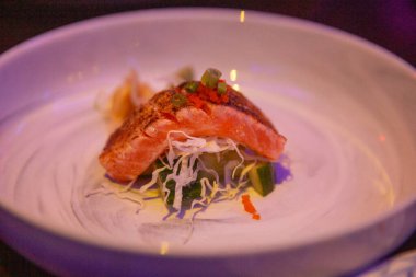 Sushi salonunda kurutulmuş somon göbeği.