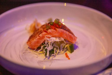 Sushi salonunda kurutulmuş somon göbeği.