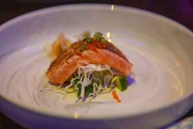 Sushi salonunda kurutulmuş somon göbeği.