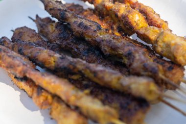 Taze pişmiş Baharatlı Tavuk Satay