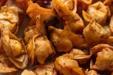 Bir parti için çok fazla taze kızarmış Wonton.