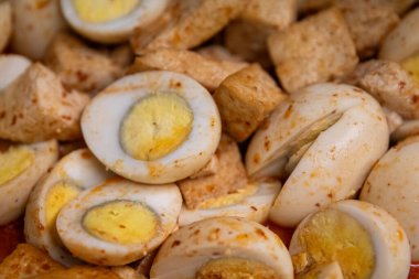 Sambal (Chili) Telur (yumurta) ve Tahu (tofu))