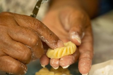 Şeker kurabiyelerini ananas sosuyla dolduruyorum.