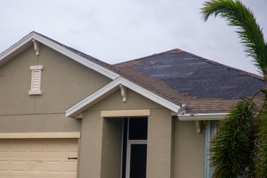 Ian 'dan sonra tamir edilmesi gereken hasarlı çatı.