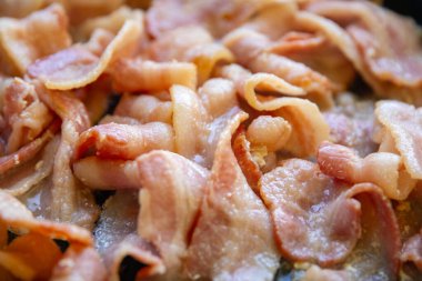 bir tavada cızırtılı pastırma