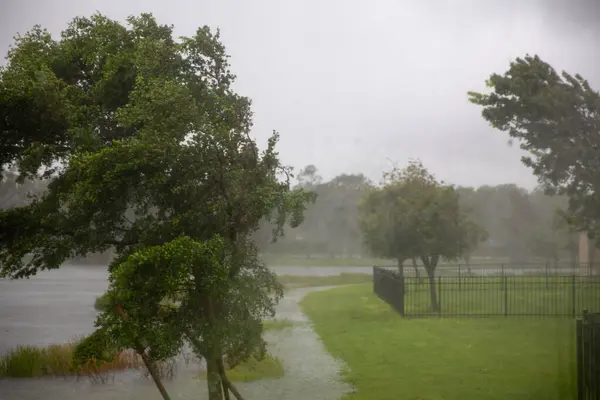 Ian Kasırgası gölün gelmesiyle taşmaya başladı.