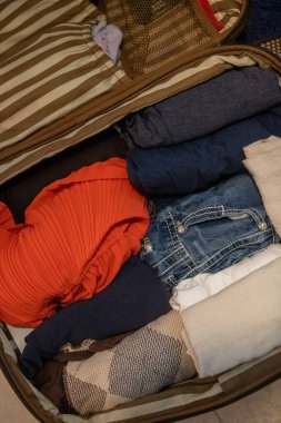 Yolculuk için bavul hazırlıyorum.