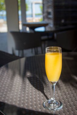 Brunch için bir bardak Mimosa.