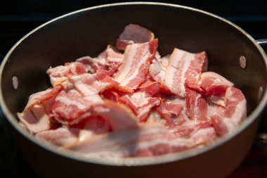 Çiğ domuz pastırması fırının üstünde kızartılacak.