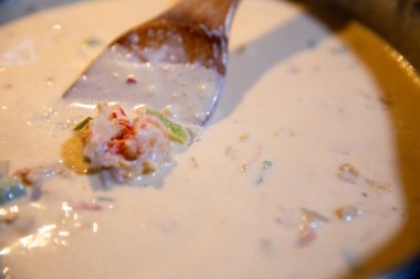 Kerevit makarna sosu karıştırılıyor.