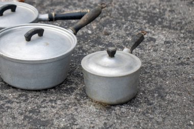 Farklı markalardan üç eski çömlek