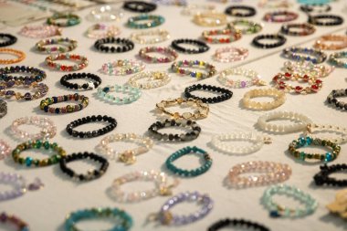 Taşlardan yapılmış özel bilezikler.