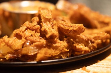 Sos soslu kızarmış soğan aperatifi.