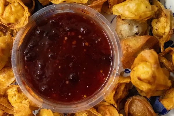 Tatlı acı biber sosu ve Wonton tabağı.